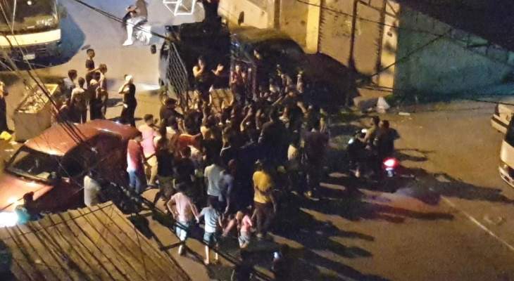 النشرة: مسيرة ليلية في مخيم عين الحلوة احتجاجا على قرار وزير العمل