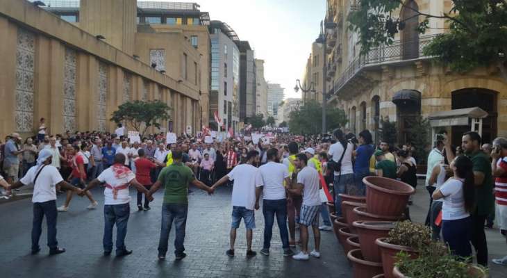 وصول المتظاهرين المنطلقين من أمام وزارة الداخلية إلى ساحة الشهداء 