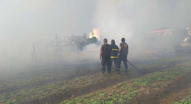 إخماد حريق أتى على خيمة زراعية و3 خيم للنازخين في سهل تلعباس الغربي