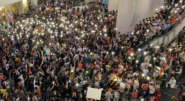 آلاف التايلانديين تظاهروا في بانكوك للمطالبة بتعزيز الديمقراطية 