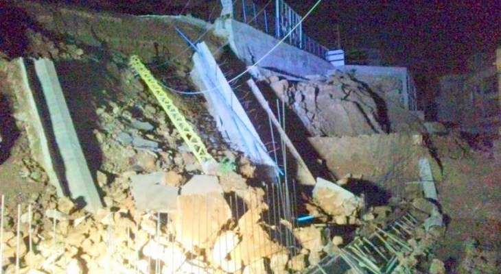 إنهيار جدار دعم وعمود كهرباء في بقاعصفرين بسبب أعمال حفر