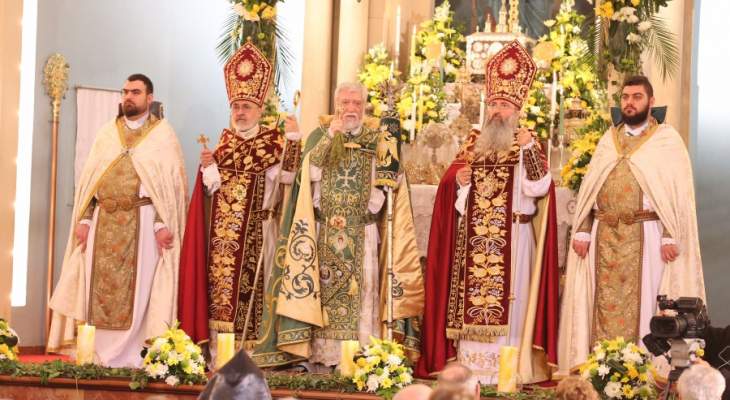 بدء قداس الميلاد لدى الكنيسة الأرمنية الأرثوذكسية في انطلياس
