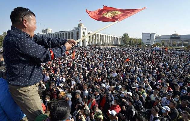 البرلمان القرغيزي يوافق على فرض حالة الطوارئ في بيشكيك