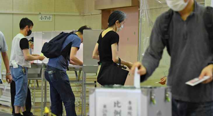 الناخبون اليابانيون بدأوا التصويت لتجديد نصف مقاعد مجلس الشيوخ بعد يومين على اغتيال آبي