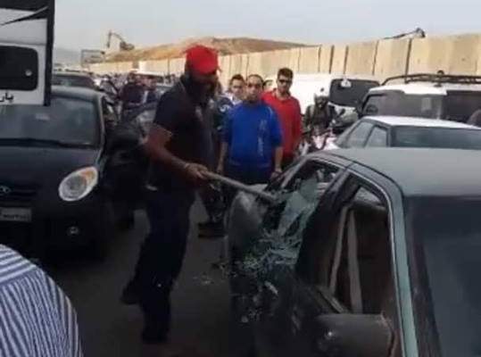 اعتداء على مواطنين وتكسير سيارة خلال إعتصام أصحاب الشاحنات عند الكوستابرافا 