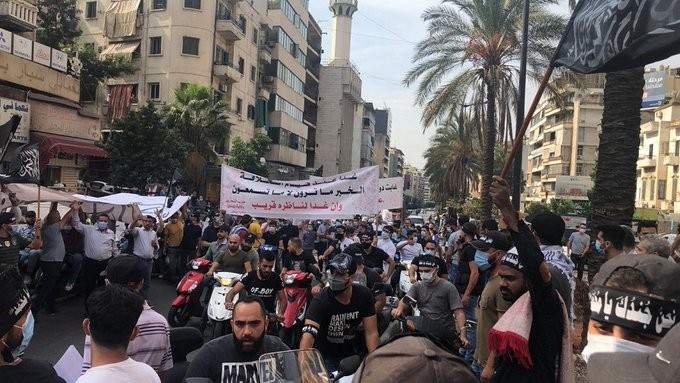  متظاهرون أمام قصر الصنوبر يرشقون القوى الأمنية بالحجارة وعبوات المياه