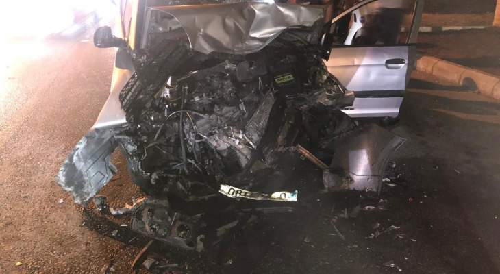 النشرة: جريح في حادث سير مروع بين ثلاث سيارات على طريق مجدليون
