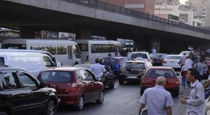 مسيرات سيارة للسائقين العموميين من وسط بيروت للكرانتينا احتجاجا على ارتفاع سعر البنزين