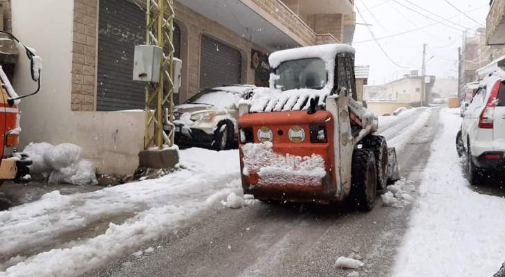  النشرة:الآليات التابعة لبلدية شبعا تجرف الثلوج وتفتح طرقات البلدة