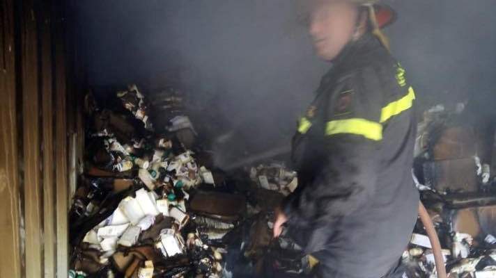 الدفاع المدني: إخماد حريق داخل مستوعب معدني لتخزين الأدوية في سبلين