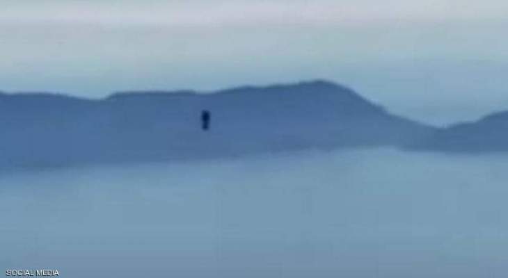  رجل يطير على ارتفاع 3 آلاف قدم فوق ساحل كاليفورنيا ويشكل خطرًا على حركة الطيران