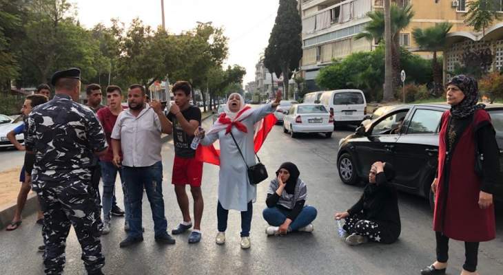 النشرة: ناشطون بحراك صيدا أقفلوا جانبا من شارع حسام الدين الحريري احتجاجا على تقنين الكهرباء وتردي الأوضاع