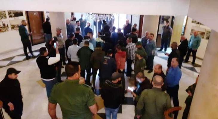 محتجون اقتحموا مبنى بلدية طرابلس وطالبوا بخروج الموظفين واغلاق المبنى 
