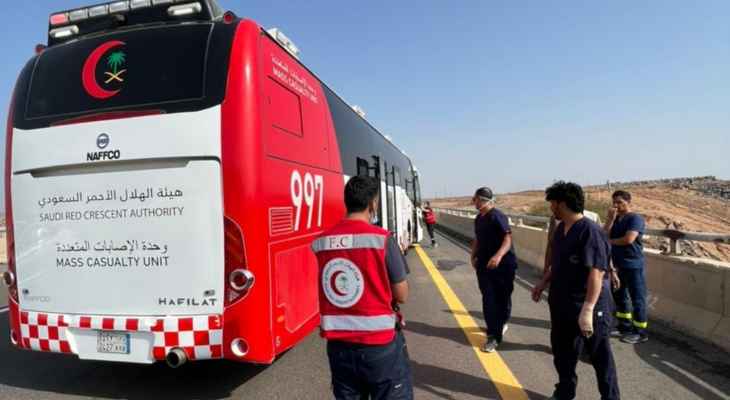 وفاة 8 أشخاص وإصابة 43 آخرين نتيجة انقلاب حافلة على طريق المدينة المنورة في السعودية
