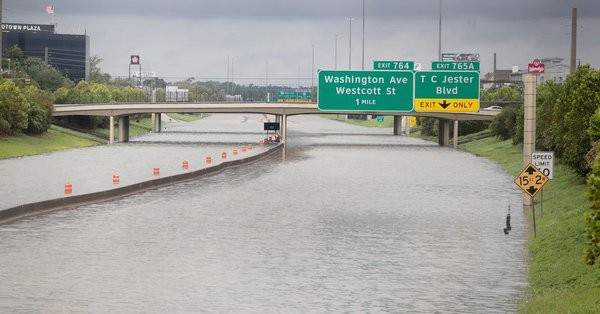 هارفي اسفر عن فيضانات كارثية في هيوستن ما ادى لاغلاق الطرقات والمطارات