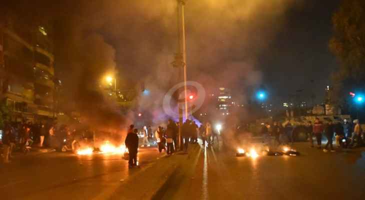 محتجون قطعوا اوتوستراد البداوي الجديد بالإطارات المشتعلة