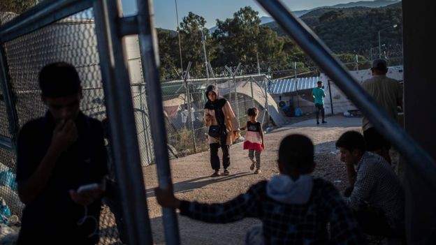 الاوبزرفر: الموت واليأس يطلان من وراء الأسلاك الشائكة لمعسكر اللاجئين سيء السمعة في اليونان