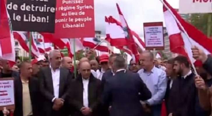 تظاهرة لبنانية أمام قصر العدل في بروكسل قبيل بدء مؤتمر النازحين السوريين
