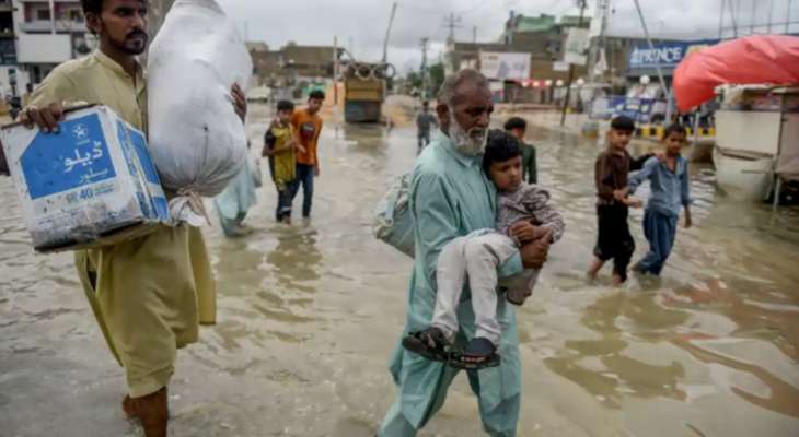 الحكومة الباكستانية أعلنت حالة الطوارئ عقب ارتفاع وفيات الفيضانات إلى 937 شخصا