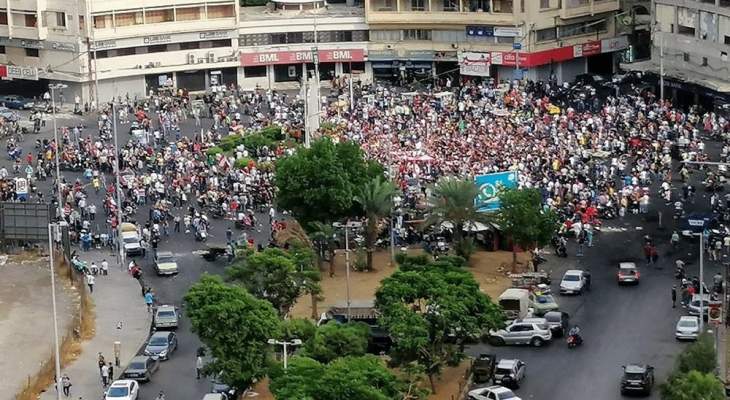 توافد المعتصمين بكثافة إلى ساحة عبدالحميد كرامي وسط طرابلس