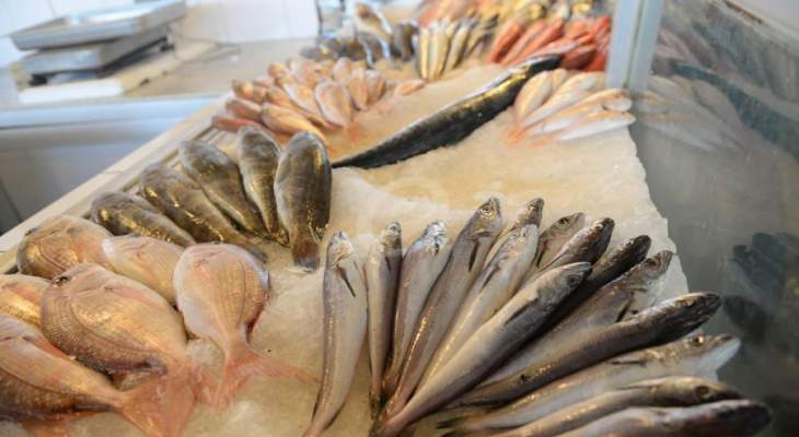 اشكال في سوق السمك في صيدا بين اصحاب طاولات المزادات والصيادين