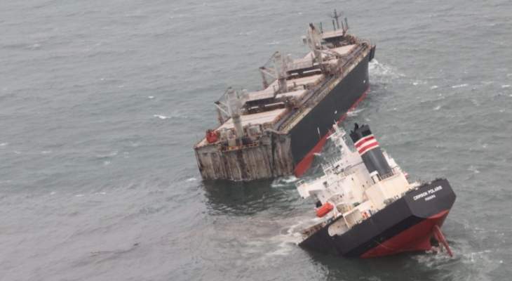 خفر السواحل الياباني: انشطار سفينة ترفع علم بنما بعد جنوحها