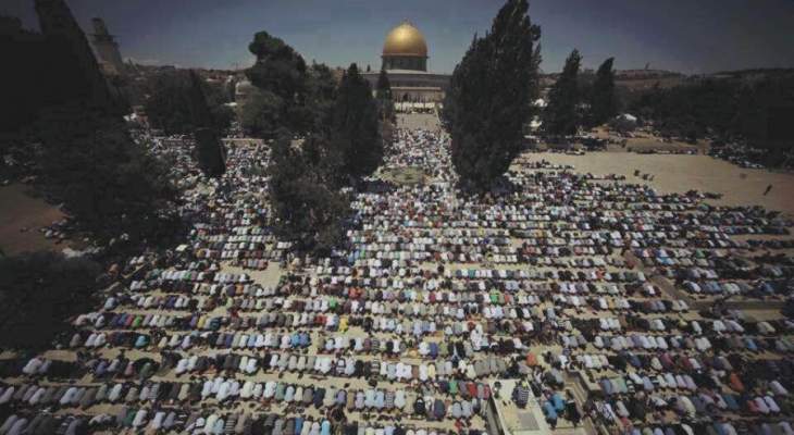 المقدسيون واجهوا إجراءات الإحتلال الإسرائيلي بالصلاة عند أبواب الأقصى