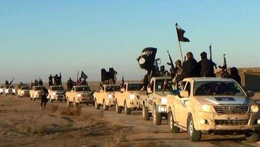 النشرة: عشرات السيارات تحمل مسلحي داعش مع عوائلهم تغادر الرقة للعراق
