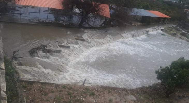 النشرة: ارتفاع منسوب مياه نهر الحاصباني بسبب الأمطار وذوبان الثلوج