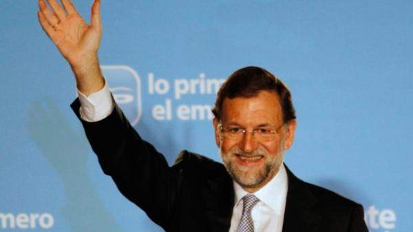 رئيس وزراء إسبانيا نفى أنباء عن حصوله على أموال غير شرعية في الحزب