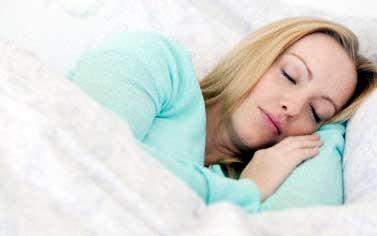 طبيبة تنصح النساء بالنوم عاريات