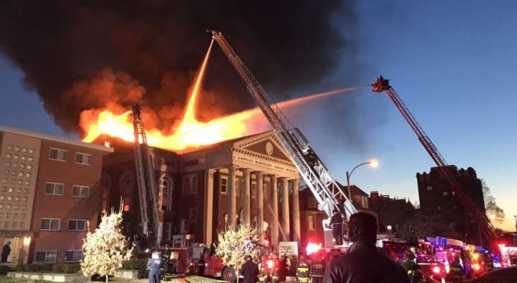 حريق كبير في متحف مكتبة مخطوطات كاربيليس في سانت لويس الأميركية
