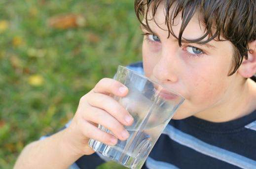 تحذير من شرب الماء بعد الوجبة الغذائية مباشرة