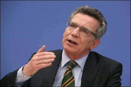 وزير الدفاع الالماني: متمسك بمنصبي رغم مطالبة المعارضة بالاستقالة
