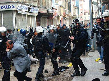 اشتباكات بين الشرطة التركية ومتظاهرين ضد وصول أردوغان وأوغلو إلى هكاري