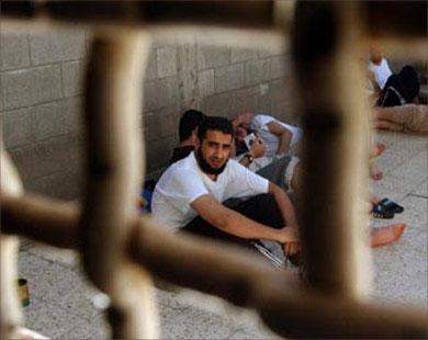 الأسرى يعلقون خطواتهم التصعيدية بعد إتفاق مبدئي مع مصلحة سجون اسرائيل