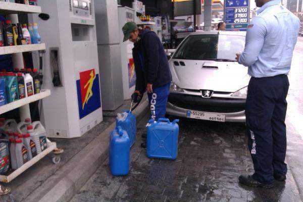 النشرة: ازدحام خانق للسيارات على بعض محطات البنزين في صيدا