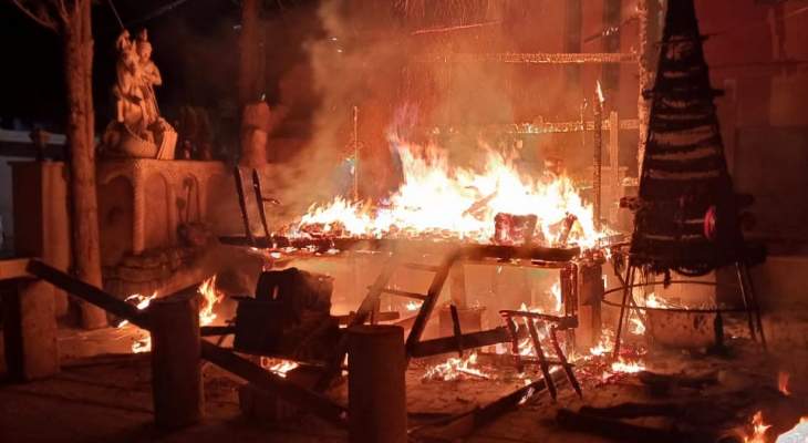 النشرة: مجهولون أحرقوا مغارة وشجرة الميلاد في باحة كنيسة السيدة جديدة الفاكهة