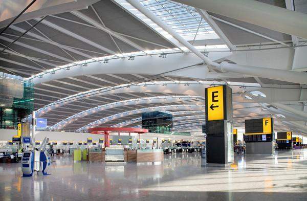 شرطة بريطانيا تعتقل رجلا فى مطار هيثرو لحيازته مواد ذات صلة بالإرهاب