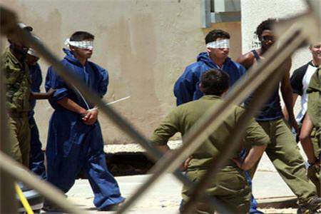 الأسرى الإداريون يعلقون إضرابهم بعد اتفاق مع مصلحة السجون الاسرائيلية