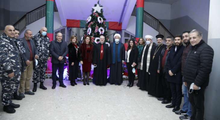 قائمقام جبيل أضاءت شجرة الميلاد بباحة السراي: شعارنا لبناننا أجمل هدية لنصنه ونحافظ عليه