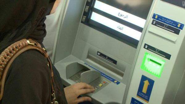بعض المصارف أوقفت خدمة تحويل الأموال من حساب الدولار لحساب الليرة اللبنانية