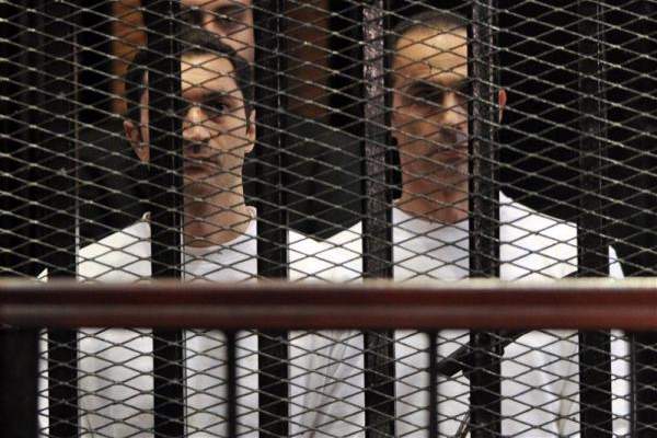  وصول نجلا حسني مبارك لحضور جلسة النطق بالحكم في قضية قتل متظاهرين