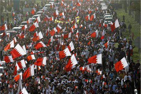 عشرات الألاف من البحرينيين يحيون الذكرى الثالثة للإنتفاضة سلميا    