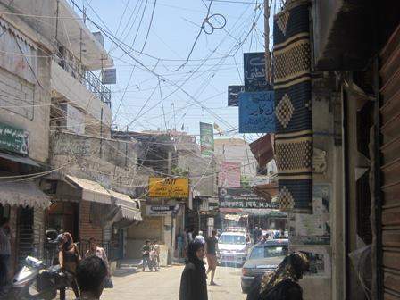 النشرة: نجاة لاجئة فلسطينية بعد انهيار اجزاء من سقف منزلها بعين الحلوة