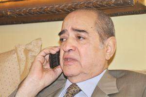 محامي مبارك: الرئيس المصري السابق حسني مبارك متمسك بمحاكمته بمصر