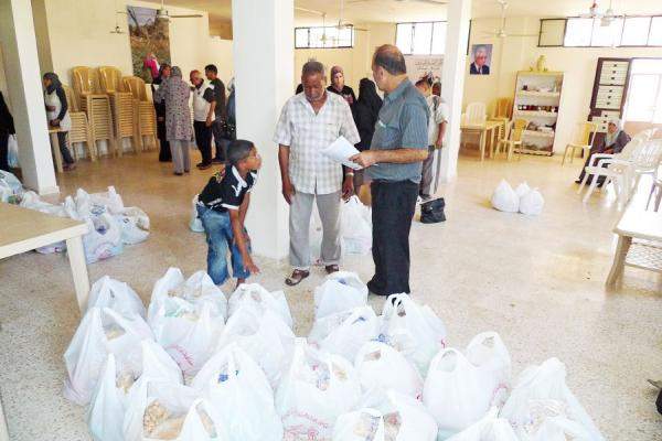 الهلال الاحمر الكويتي يوزع 900 سلة غذائية على نازحين عراقيين في إربيل 