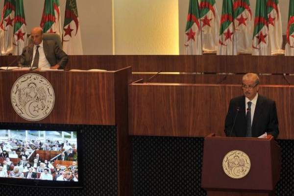 رئيس حكومة الجزائر يدعو المرشحين للرئاسة المحافظة على استقرار الوطن