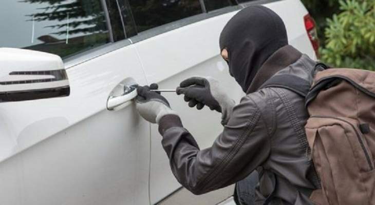 مجهولون سرقوا سيارة من أمام منزل صاحبتها في حي البساتين ببعلبك