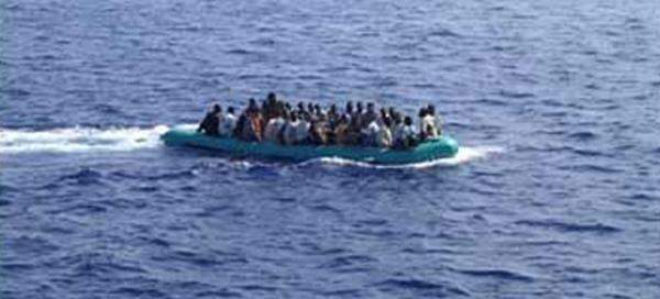 غرق قارب ينقل 400 مهاجرا الى ايطاليا